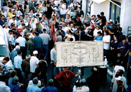 The Torah parade on its way to Meron from the Abbo home תהלוכת ספר התורה מבית עבו בדרכה למירון