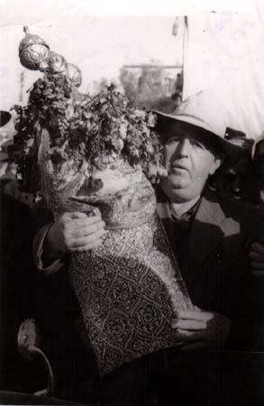 רפאל עבו - הדור הרביעי למסורת - נושא את ספר התורה בערב ל