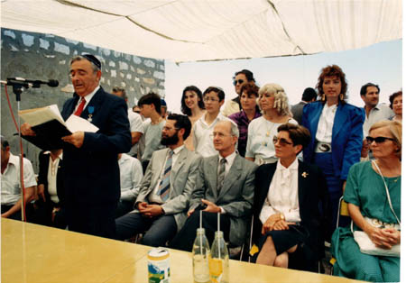 Yoseph Abbo Evron ceremonially opens the Lag B’Omer celebration of 1987. To his right, Safed mayor Zev Pearl, the French ambassador M. Alain Pierret and his wife. יוסף עבו עברון פותח חגיגות לג בעומר מבית עבו בצפת למירון, 1987