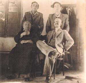 מאיר עבו ורעייתו רחל, מאחוריהם שני הנכדים יוסף עבו וזאב כהן ז