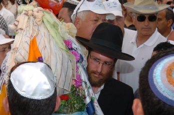 והעיר צפת צהלה ושמחה – תמונות מתהלוכת ספר התורה בשירה ובמחולות, חוצות צפת 2008 תשס"ח