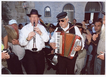 והעיר צפת צהלה ושמחה – תמונות מתהלוכת ספר התורה היוצאת בשירה ובמחולות בחוצות צפת 2006 תשס"ו