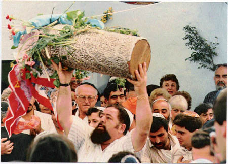 מאיר עבו רוקד עם ספר התורה, 1988.