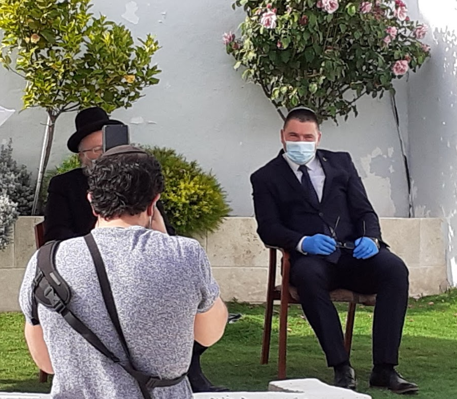 מסכות, אלכוג'ל וספר תורה – כך נחגג הטקס ה-187 של תהלוכת ספר התורה מבית עבו למירון בצל הקורונה