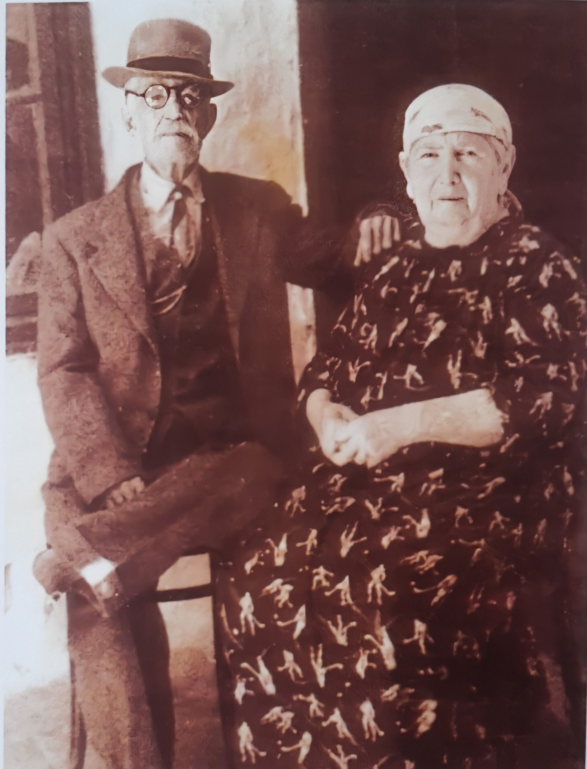 מאיר עבו ממשיכה של המסורת בדור השלישי ורעייתו הנאמנה רחל לבית גלדסטון, שסייעה בידו לקיימה במשך 47 שנה