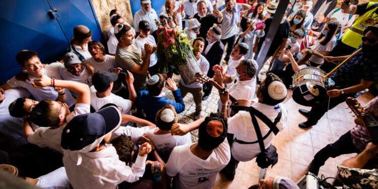 לאחר שנתיים קורונה – התהלוכה חוזרת לסמטאות! בפעם ה 189 – ספר התורה העתיק ייצא מבית עבו בצפת למירון